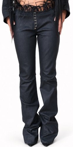 Pantalon noir long, porté de face.